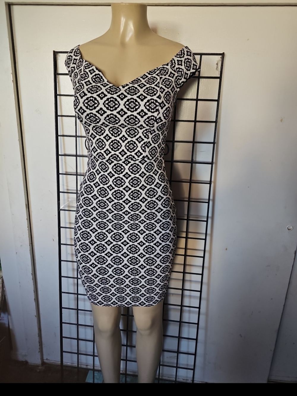 Varga Black and White Geometric Midi Bodycon Dress
